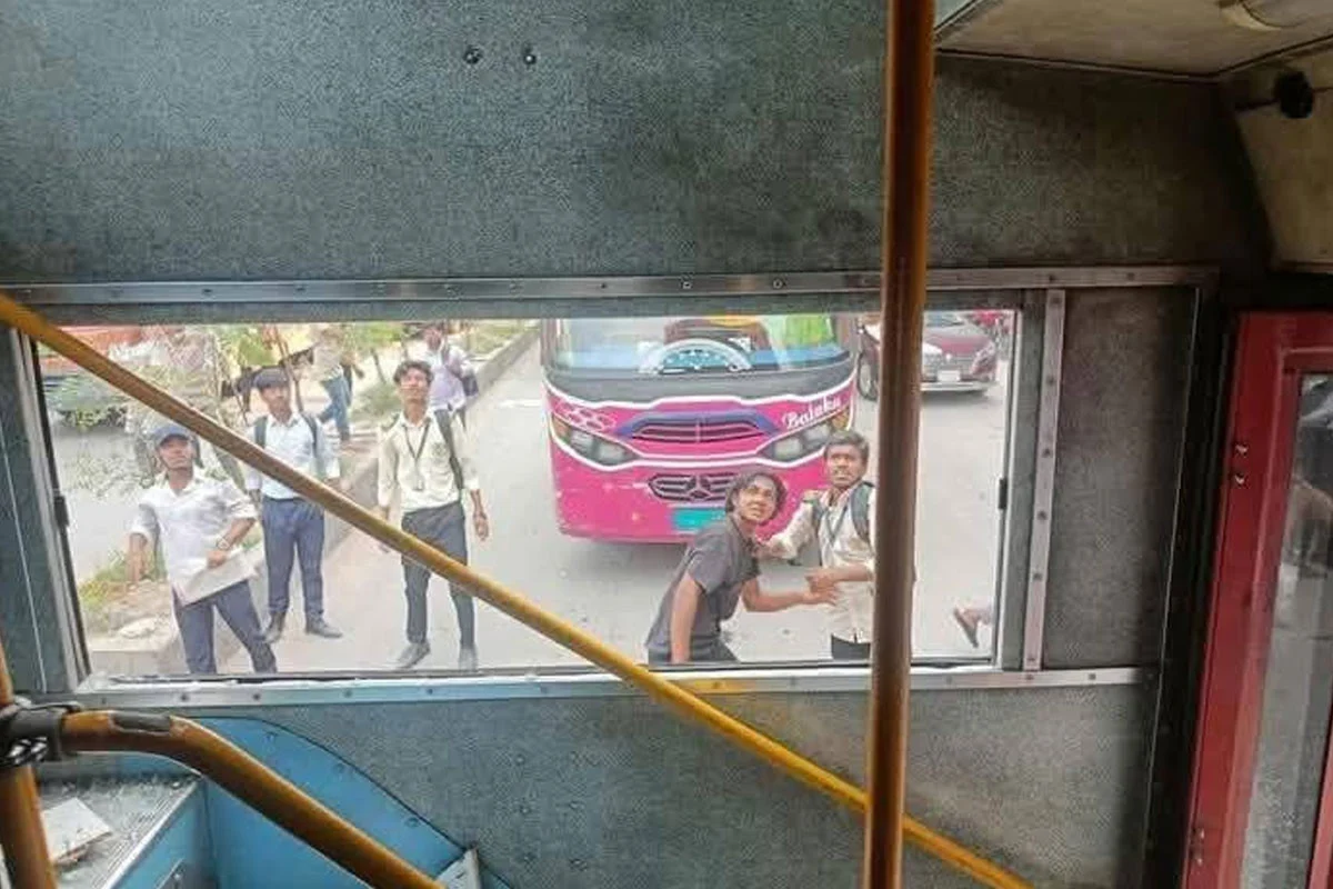 ঢাবির বাসে হামলার ঘটনায় গ্রেপ্তার ৫