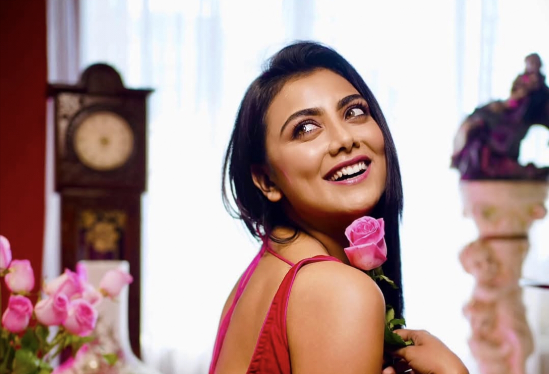 ভালোবাসায় ভাসছেন ইধিকা