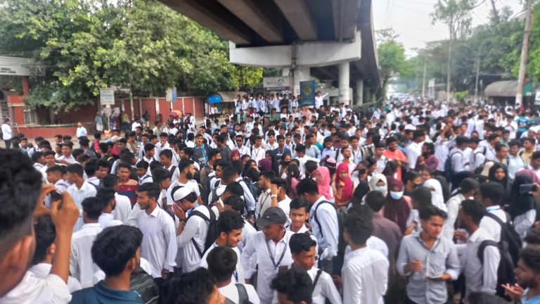 কাফনের কাপড় বেঁধে জুমার পর পলিটেকনিক শিক্ষার্থীদের গণমিছিল