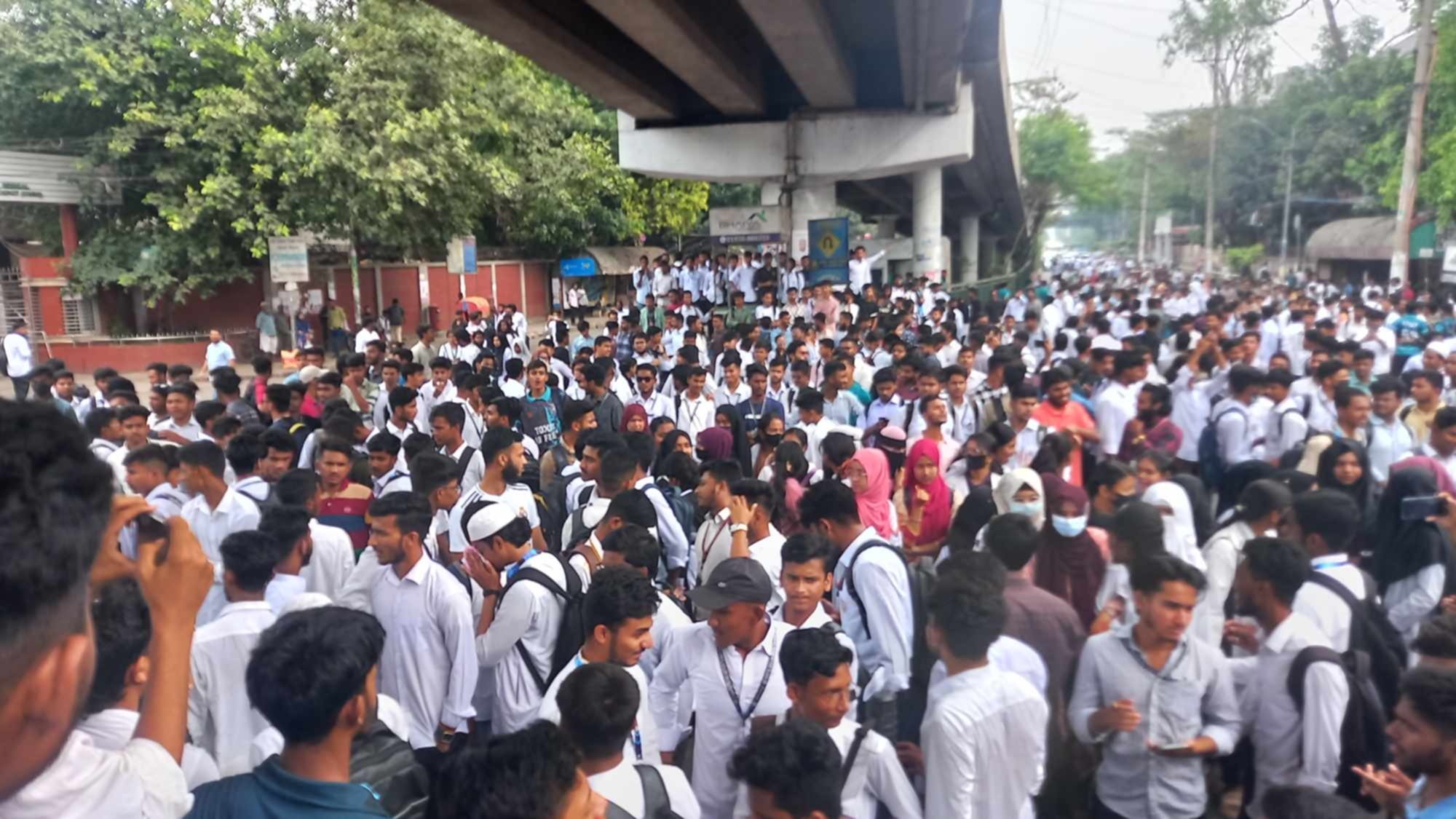 কাফনের কাপড় বেঁধে জুমার পর পলিটেকনিক শিক্ষার্থীদের গণমিছিল