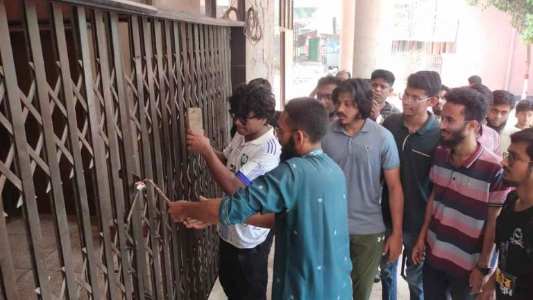 তালা ভেঙে হলে কুয়েট শিক্ষার্থীরা