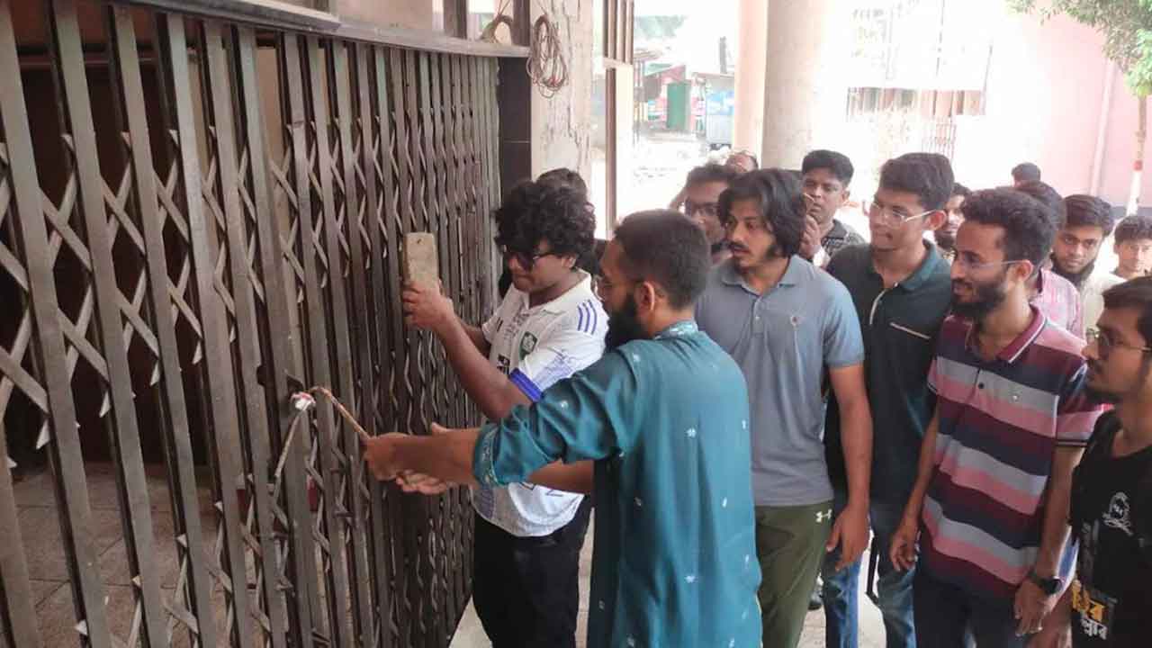 তালা ভেঙে হলে কুয়েট শিক্ষার্থীরা