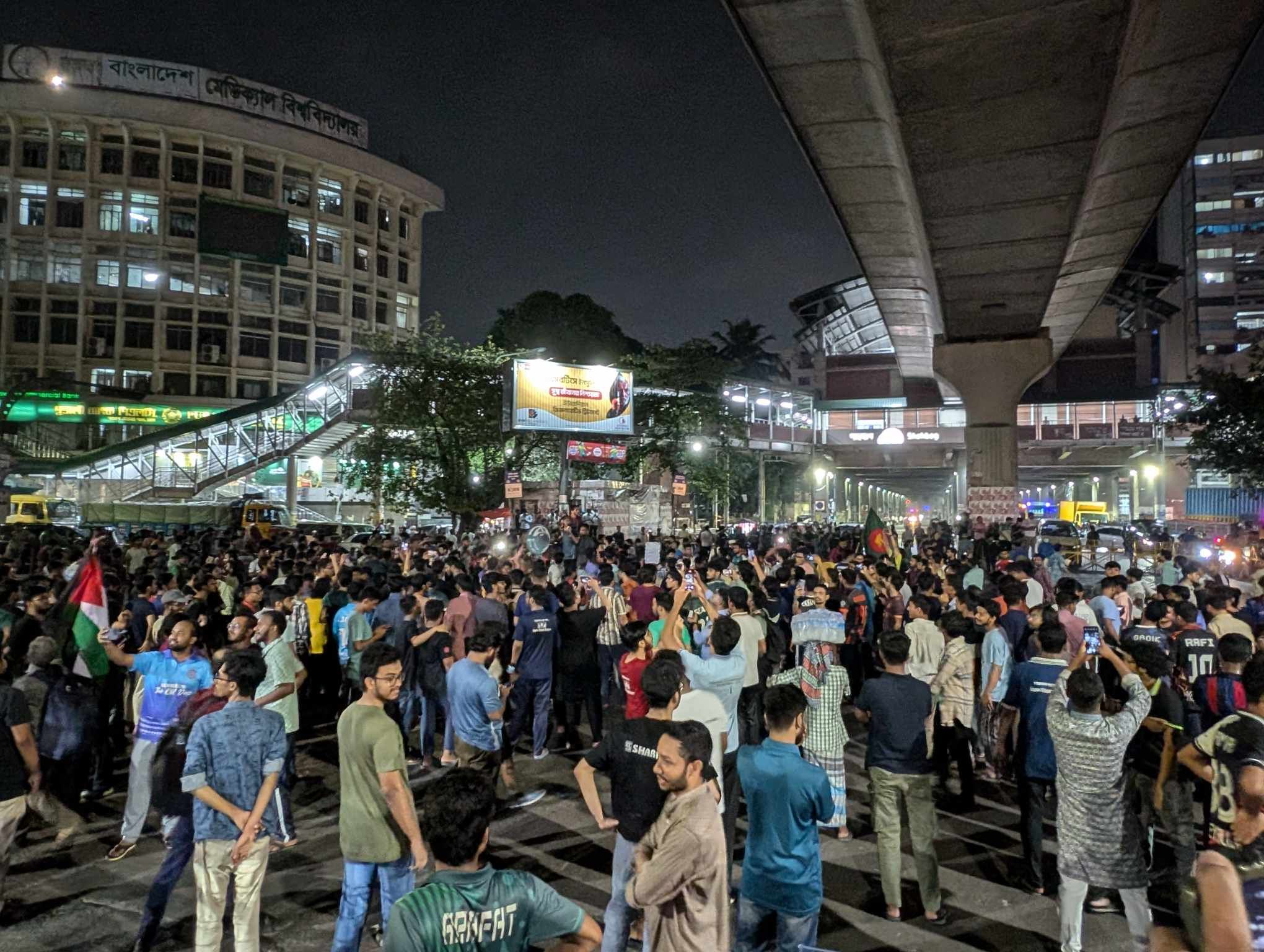 কুয়েট ভিসির পদত্যাগের দাবিতে শাহবাগ অবরোধ