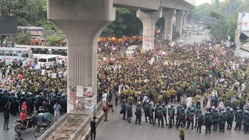 দুপুর থেকে নার্সিং শিক্ষার্থীদের শাহবাগ অবরোধ