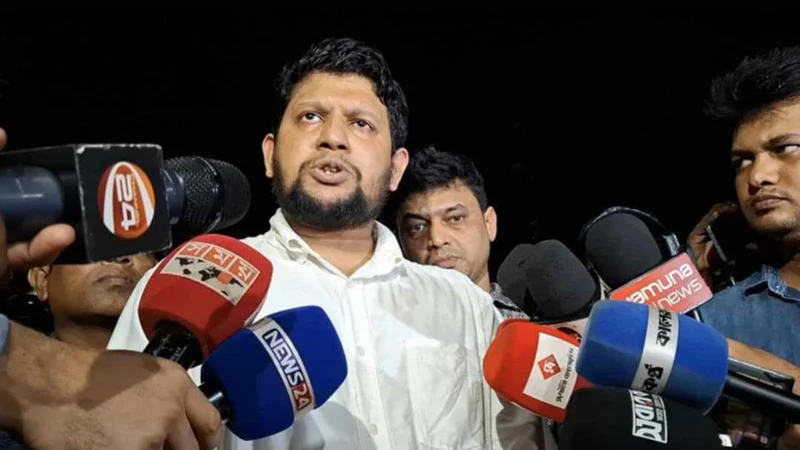 উপদেষ্টা মাহফুজের মাথায় বোতল ছুঁড়ল জবি শিক্ষার্থীরা, ভুয়া ভুয়া স্লোগান