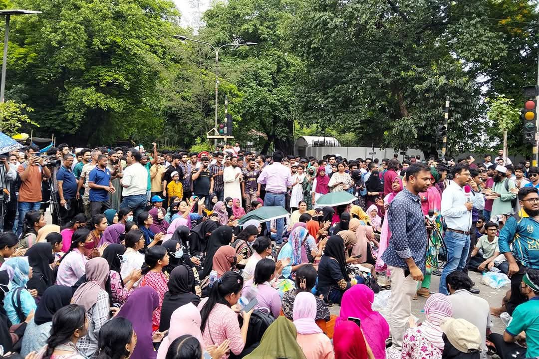 গণঅনশনে জগন্নাথ বিশ্ববিদ্যালয়ের শিক্ষক-শিক্ষার্থীরা
