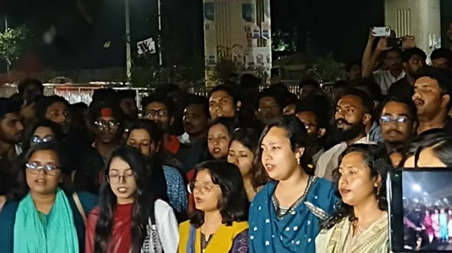 রাজু ভাস্কর্যে জাতীয় সংগীত গেয়ে ঢাবি শিক্ষার্থীদের প্রতিবাদ