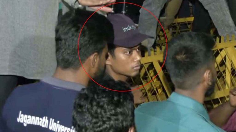 উপদেষ্টা মাহফুজকে বোতল ছোঁড়া সেই জবি ছাত্র আটক, ডিবিতে জিজ্ঞাসাবাদ