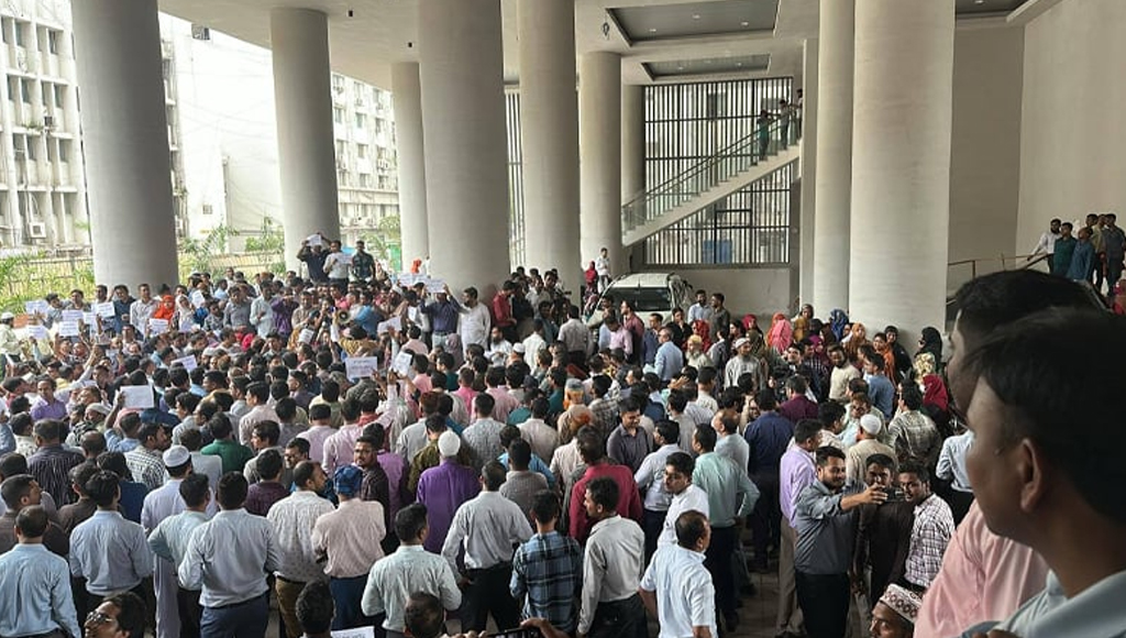 সচিবালয়ের সব ফটক বন্ধ করে কর্মকর্তা-কর্মচারীদের আন্দোলন