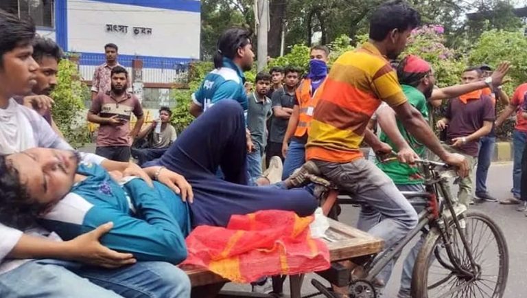 জবি শিক্ষার্থীদের ওপর পুলিশের লাঠিচার্জ, আহত অর্ধশত