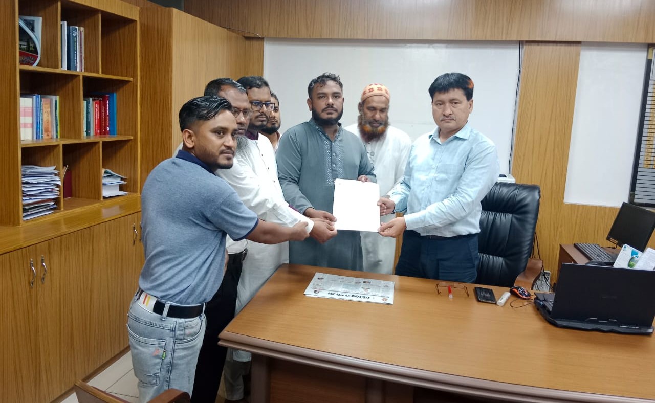 মাউশির সামনে এমপিওভুক্ত শিক্ষা প্রতিষ্ঠানের কর্মচারীদের অবস্থান