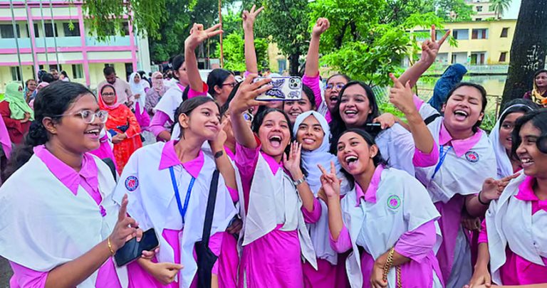 এসএসসি-সমমানে পাসের হার ৬৮.৪৫ শতাংশ, কমেছে জিপিএ-৫