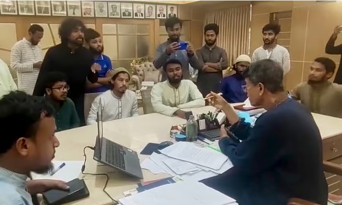 উপাচার্যকে শিক্ষার্থীরা বললেন, ‘আপনাকে আমরা বসিয়েছি, নিজের যোগ্যতায় আসেননি’