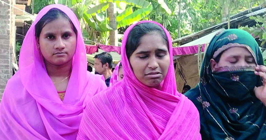আশানুরূপ ফল না পেয়ে কাঁদছে বাবার লাশ রেখে পরীক্ষা দেওয়া মারিয়া