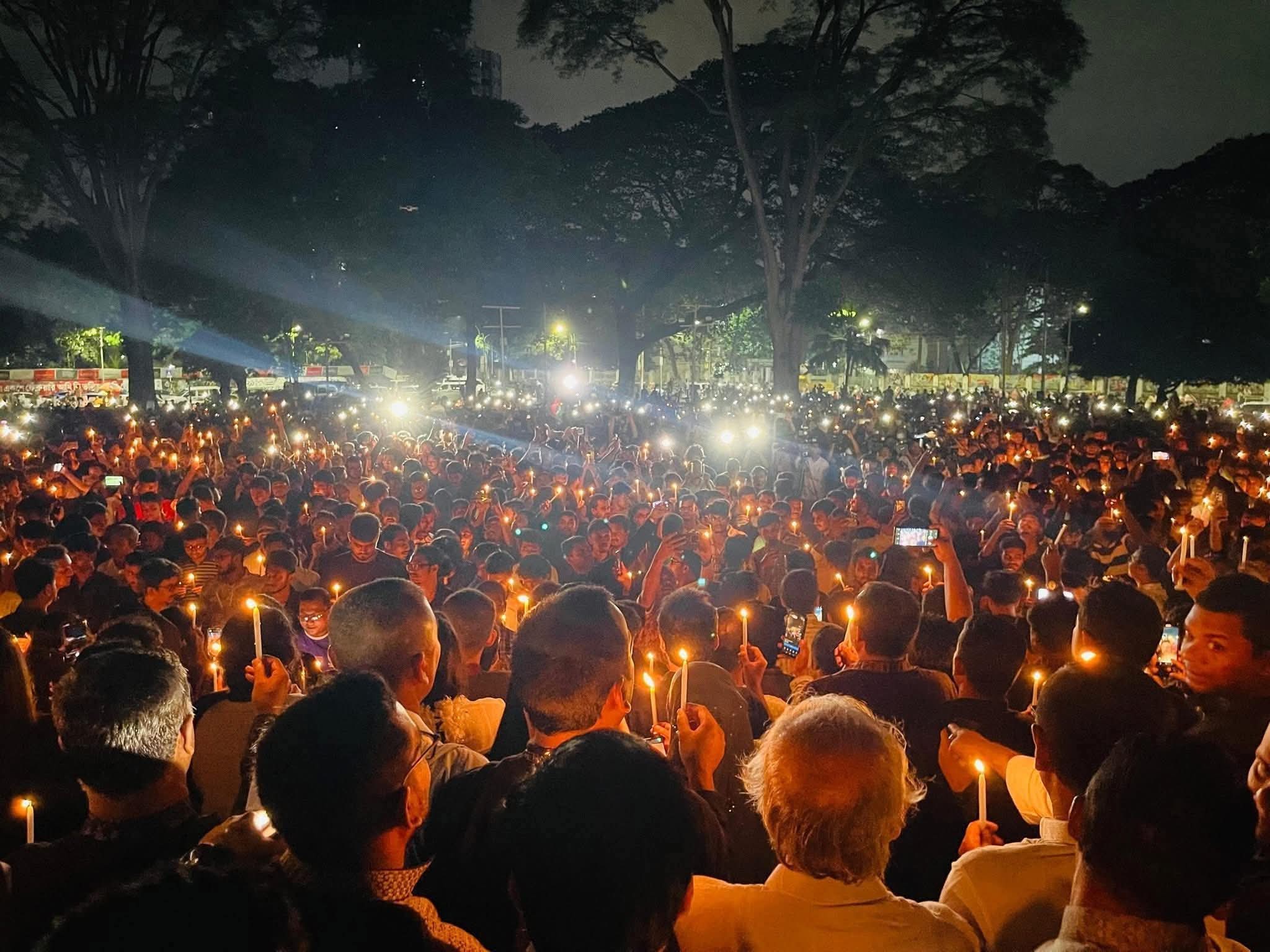 জুলাই স্মরণে শহীদ মিনারে ছাত্রদলের মোমবাতি প্রজ্বলন