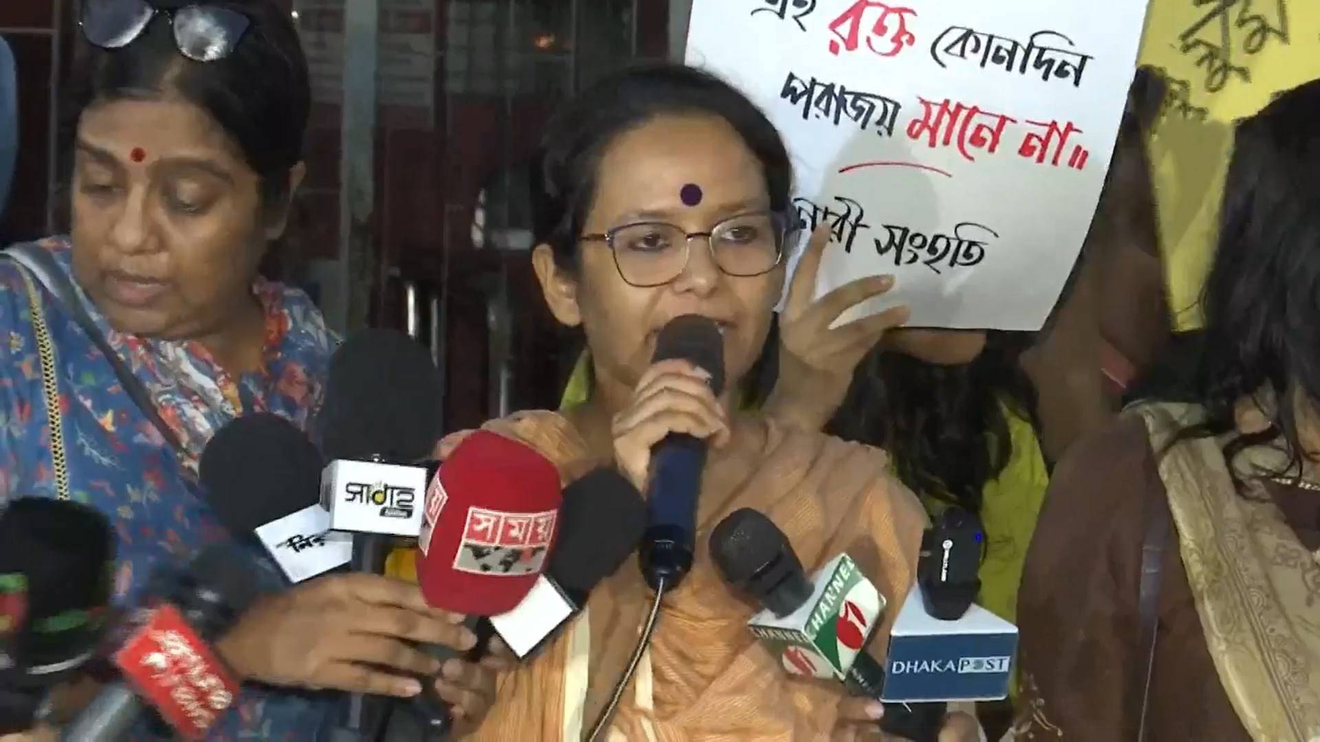 শাহবাগে নারীদের সাহসী উত্থান উদযাপনে মশাল মিছিল
