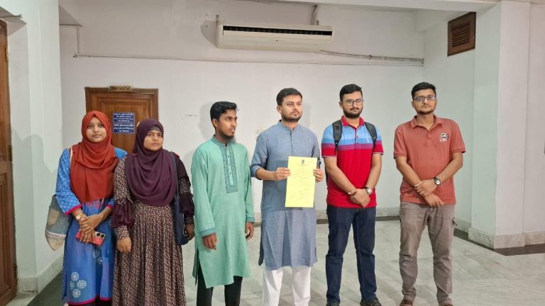 প্রথম দিনে ডাকসু নির্বাচনের মনোনয়ন নিলেন ৭ প্রার্থী