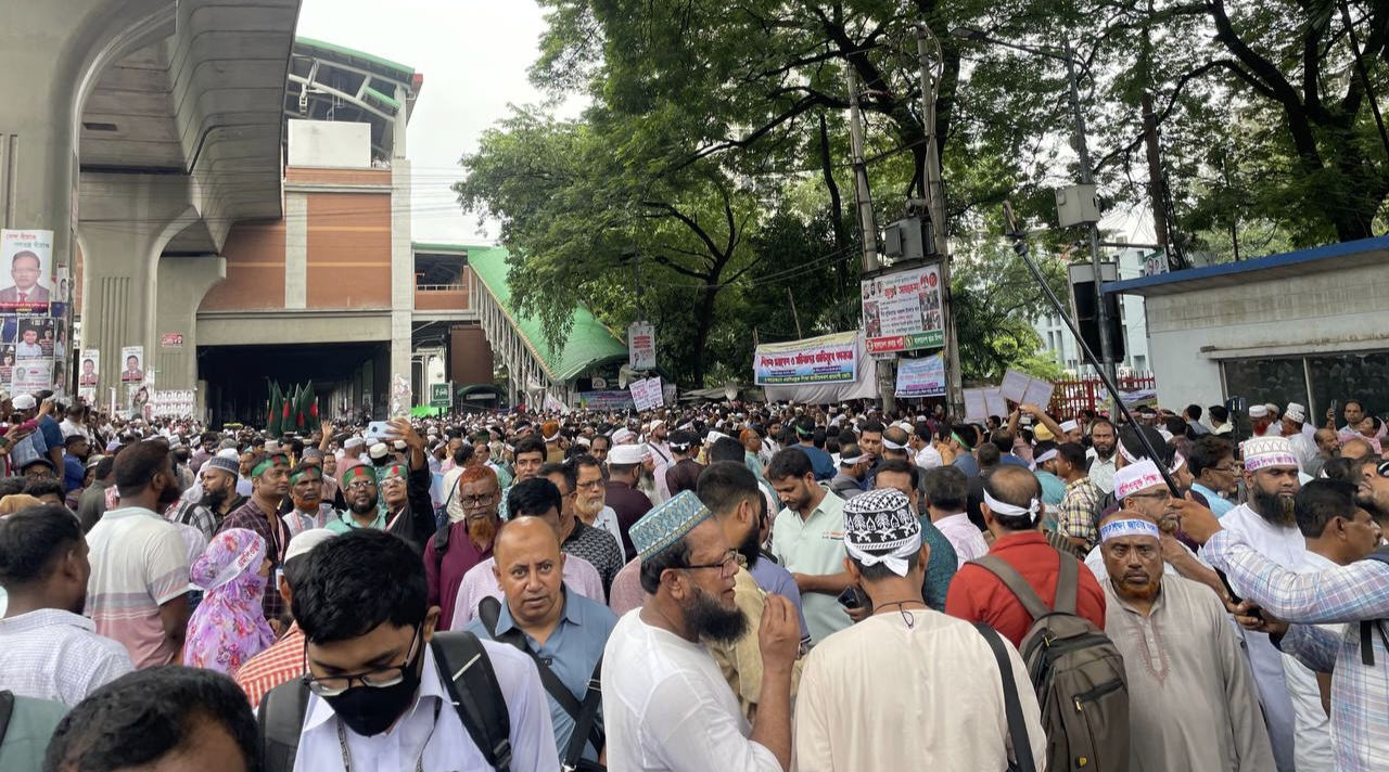 প্রেসক্লাবের সামনে এমপিওভুক্ত শিক্ষকদের বিশাল সমাবেশ, যান চলাচল ব্যাহত