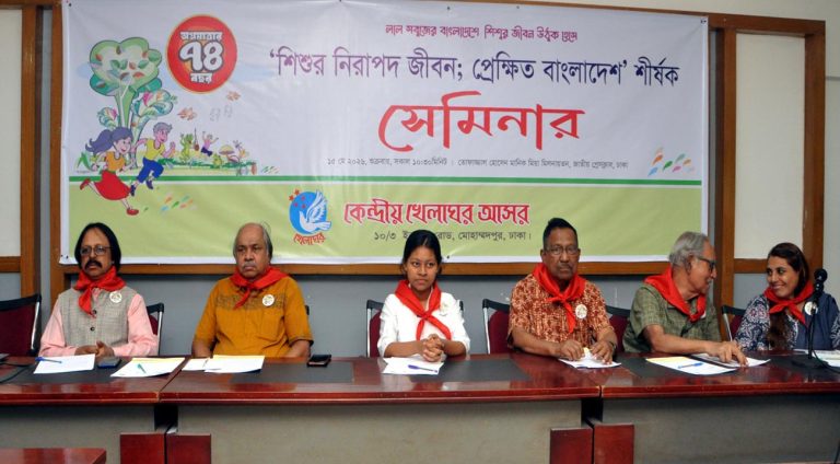 সাড়ে ১০ হাজার স্কুলে মাঠ নেই, ডিভাইসেই বন্দি শিশুরা