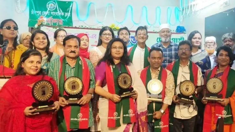 চাঁদপুরে ৭ গুণিজনের হাতে উঠল দোনাগাজী পদক